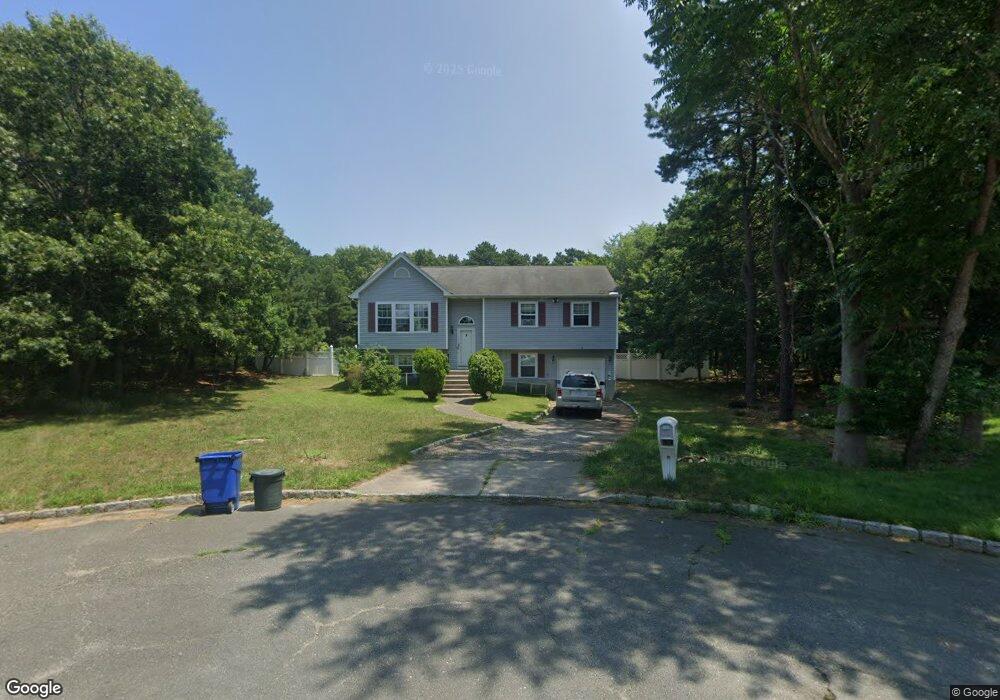 9 Kross Ct, Medford, NY 11763 - photo 1