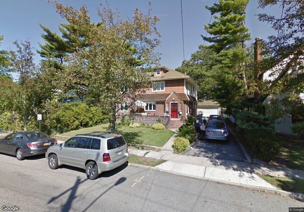 258 Washington Ave unit 2nd Fl, Cedarhurst, NY 11516 - photo 1