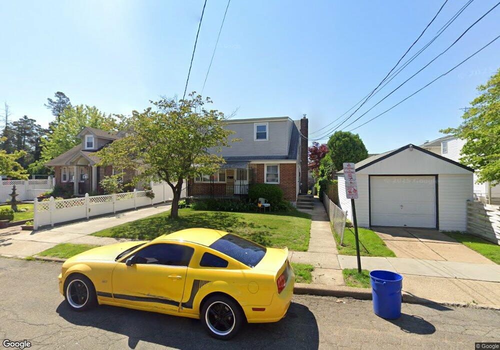 211 Rudolf Rd, Mineola, NY 11501 - photo 1