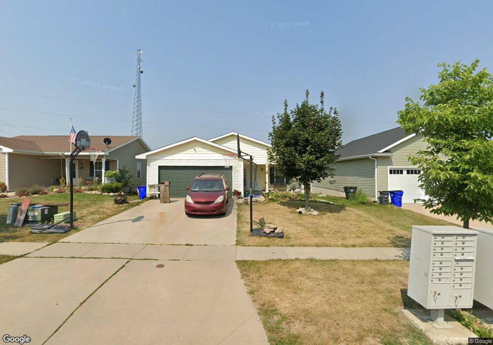 425 Moose Dr NW, Cedar Rapids, IA 52405 - photo 1