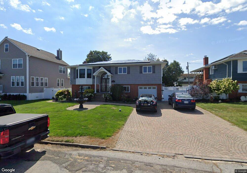 327 Riviera Pkwy, Lindenhurst, NY 11757 - photo 1