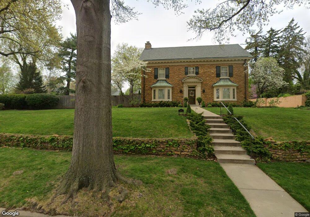 1545 SW Stratford Rd, Topeka, KS 66604 - photo 1