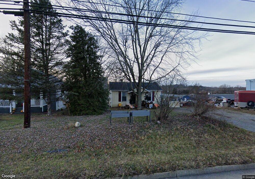 1721 N Delphine Ave, Waynesboro, VA 22980 - photo 1