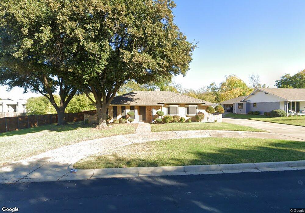 922 Cook Dr, Grand Prairie, TX 75050 - photo 1