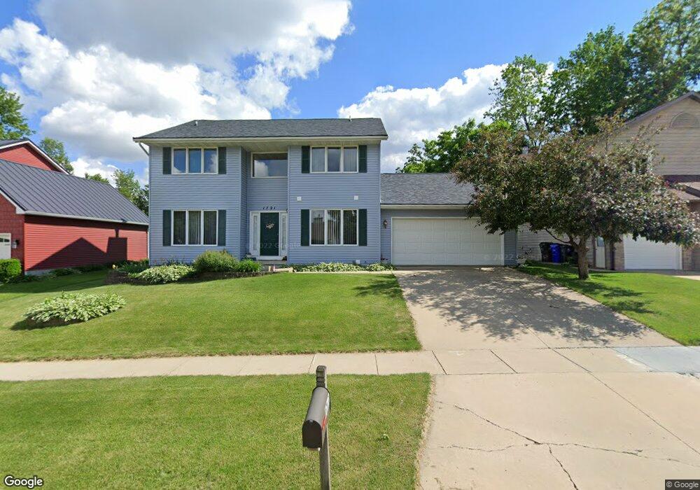 1721 Hidden Hollow Ln NW, Cedar Rapids, IA 52405 - photo 1