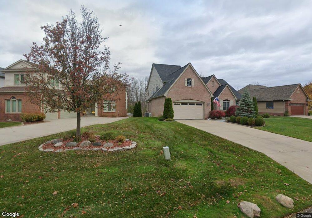 1270 Forest Bay Dr, Waterford, MI 48328 - photo 1