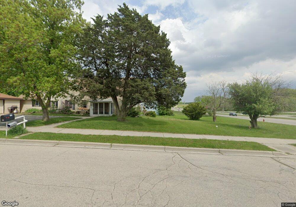 431 Meadowlark Ct, West Bend, WI 53090 - photo 1