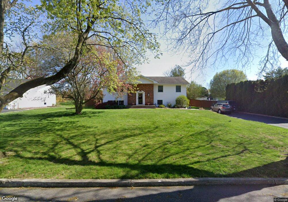 7 Marshmellow Dr, ComMacK, NY 11725 - photo 1