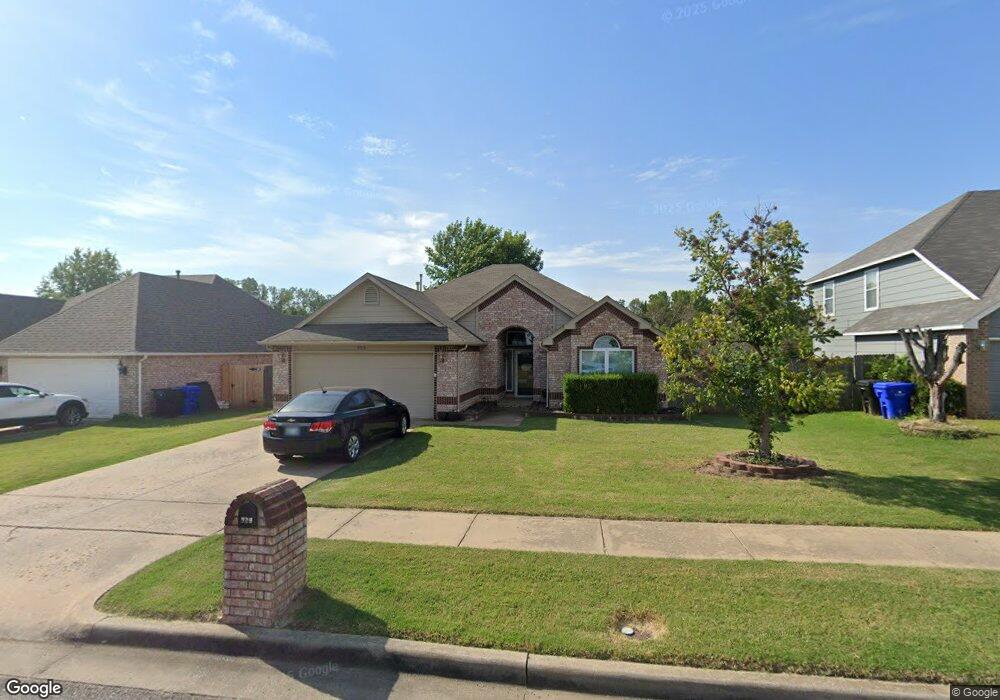 923 W Pittsburg Place, Broken Arrow, OK 74012 - photo 1