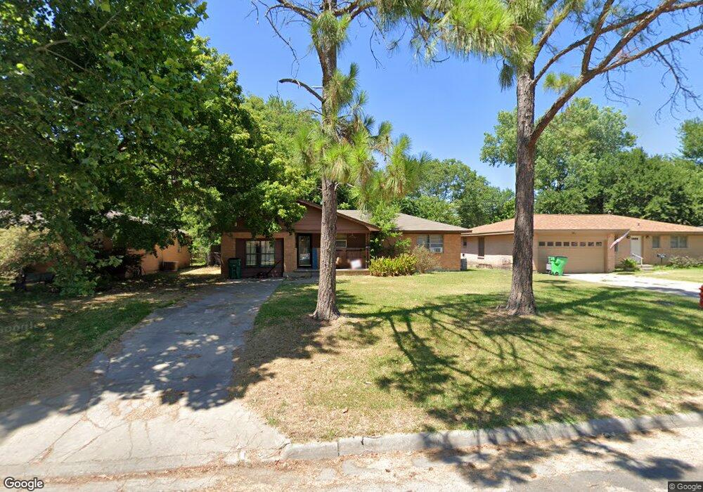 1713 Harris St, Gainesville, TX 76240 - photo 1