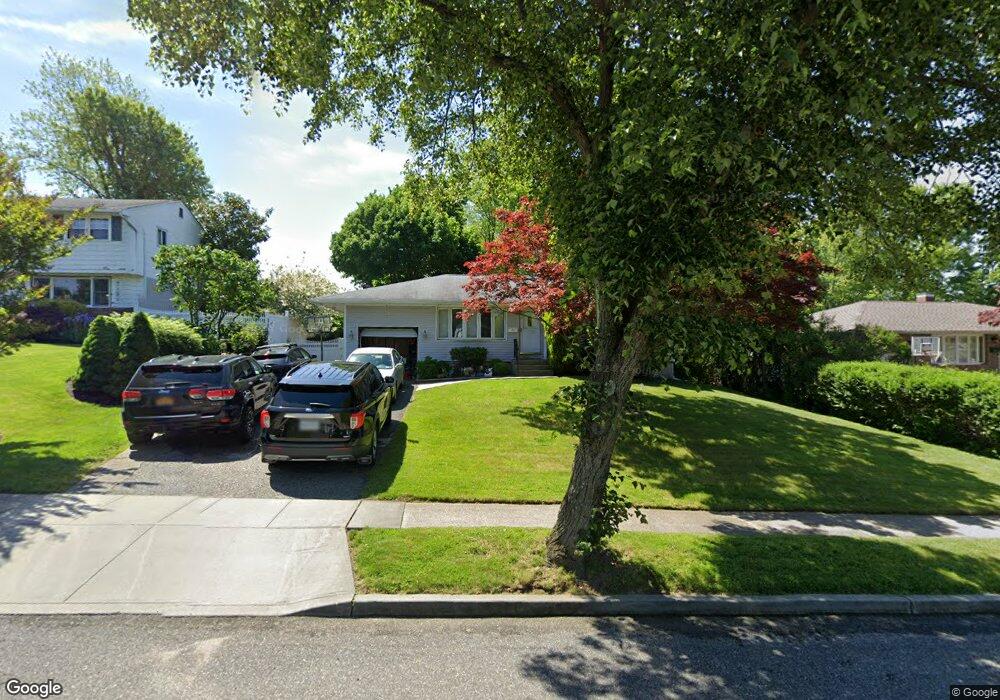 34 Donna Ln, ComMacK, NY 11725 - photo 1