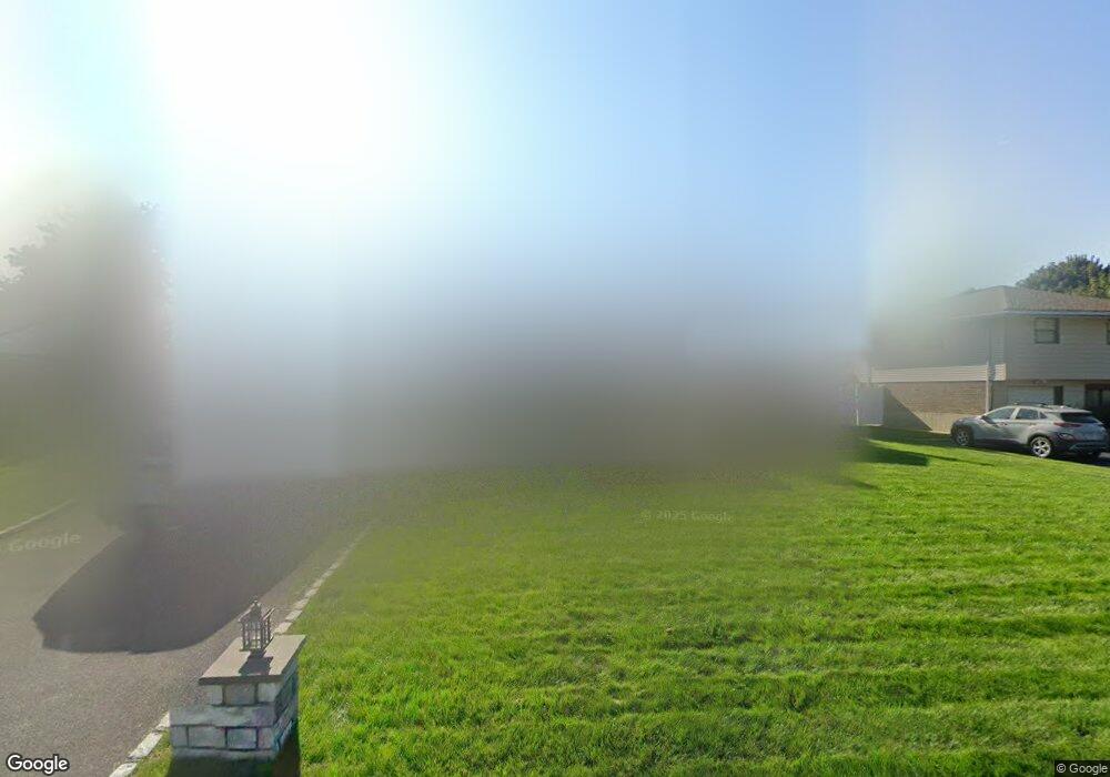 20 Plum Tree Ln, ComMacK, NY 11725 - photo 1