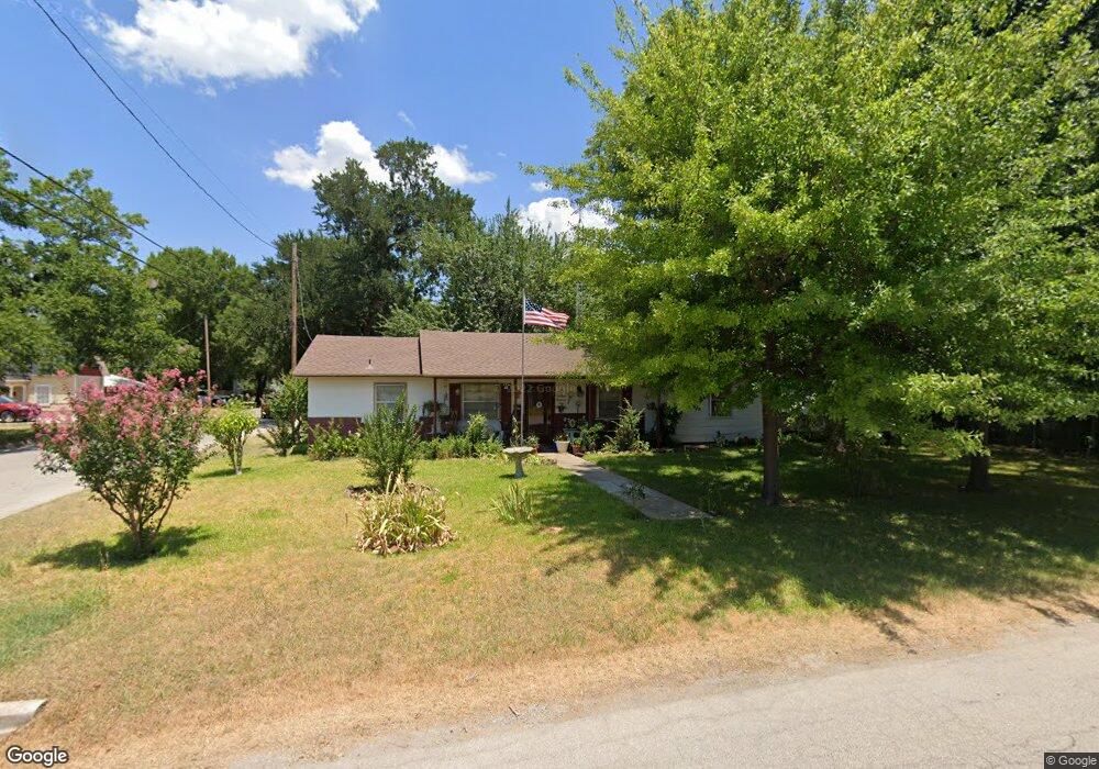 1305 E Scott St, Gainesville, TX 76240 - photo 1