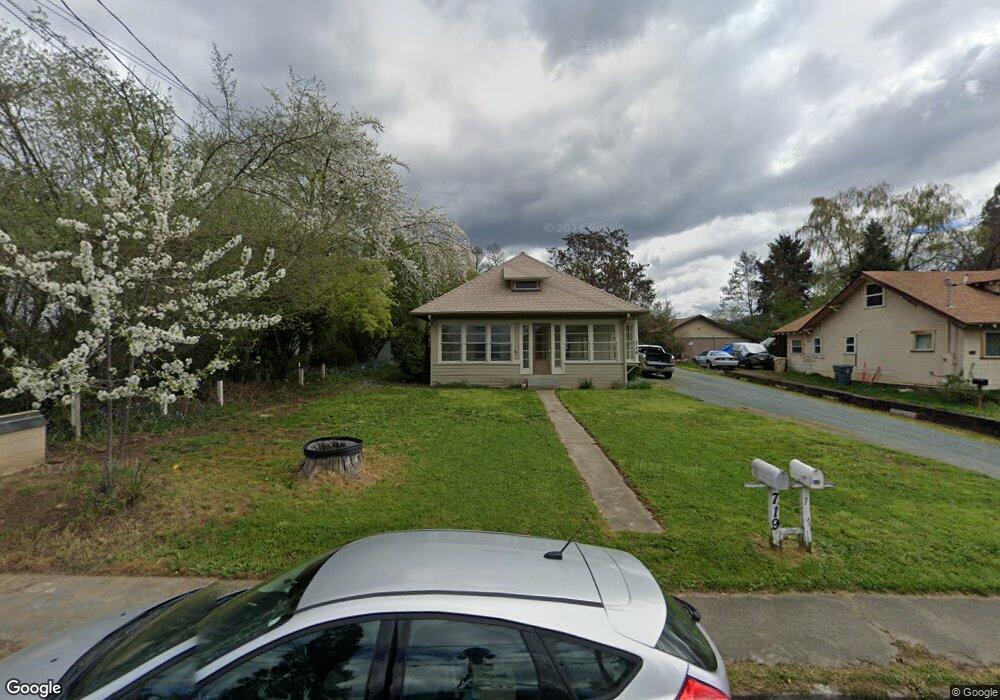 719 NE 10th St, Grants Pass, OR 97526 - photo 1