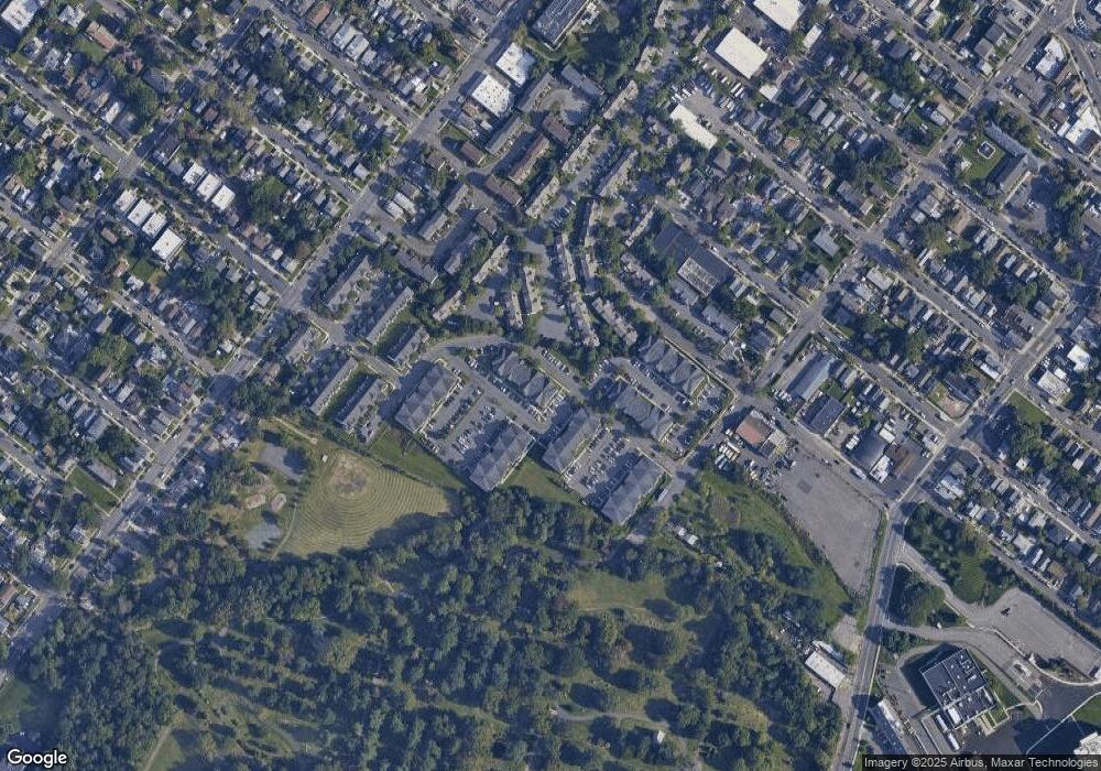 818 Cedar Ct unit 818, New Brunswick, NJ 08901 - photo 1