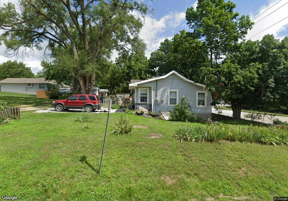 112 Hamilton St, Oskaloosa, KS 66066 - photo 1