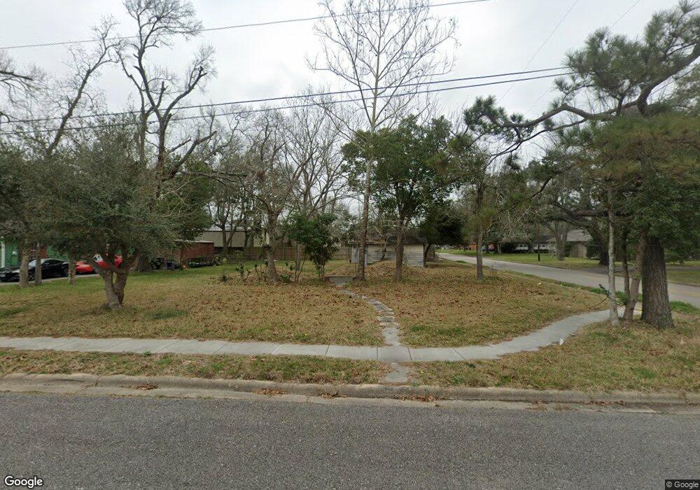 702 Clark St, Alvin, TX 77511 - photo 1