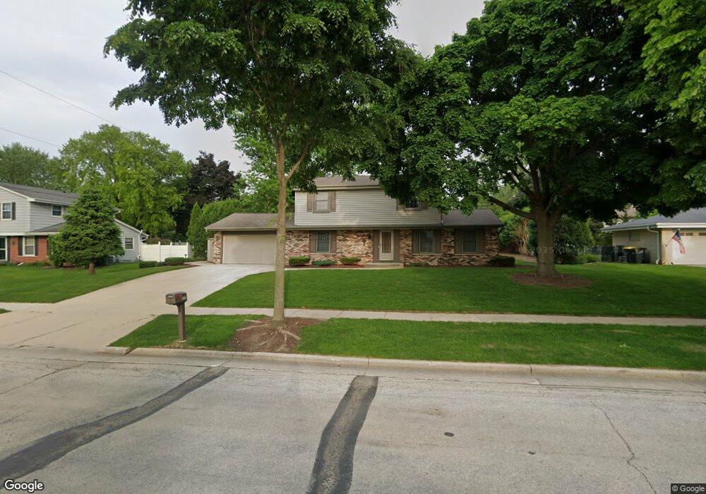 2215 Saratoga Rd, Waukesha, WI 53186 - photo 1