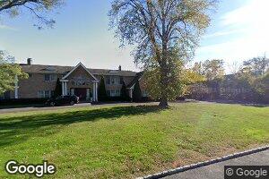 26 Pond Rd, Great Neck, NY 11024