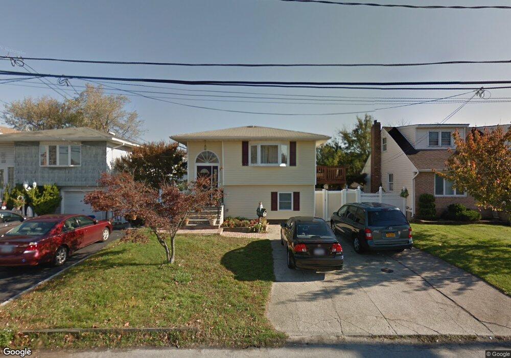 210 Riviera Pkwy, Lindenhurst, NY 11757 - photo 1