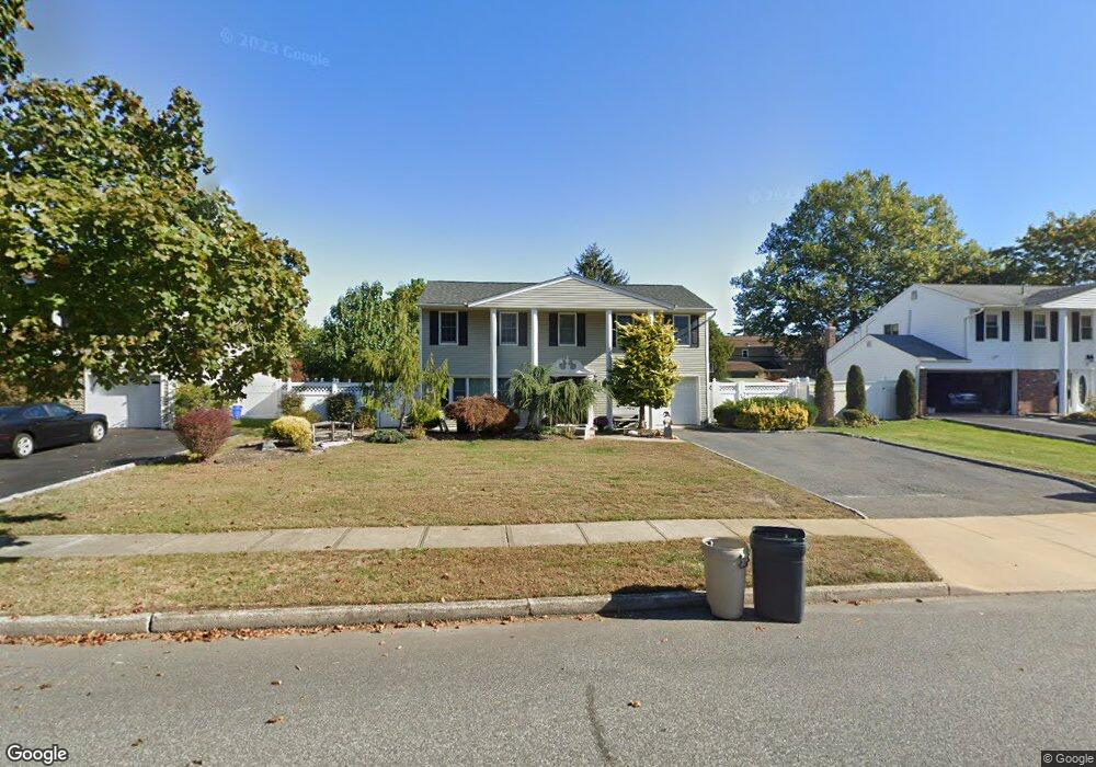 49 Wesleyan Rd, ComMacK, NY 11725 - photo 1