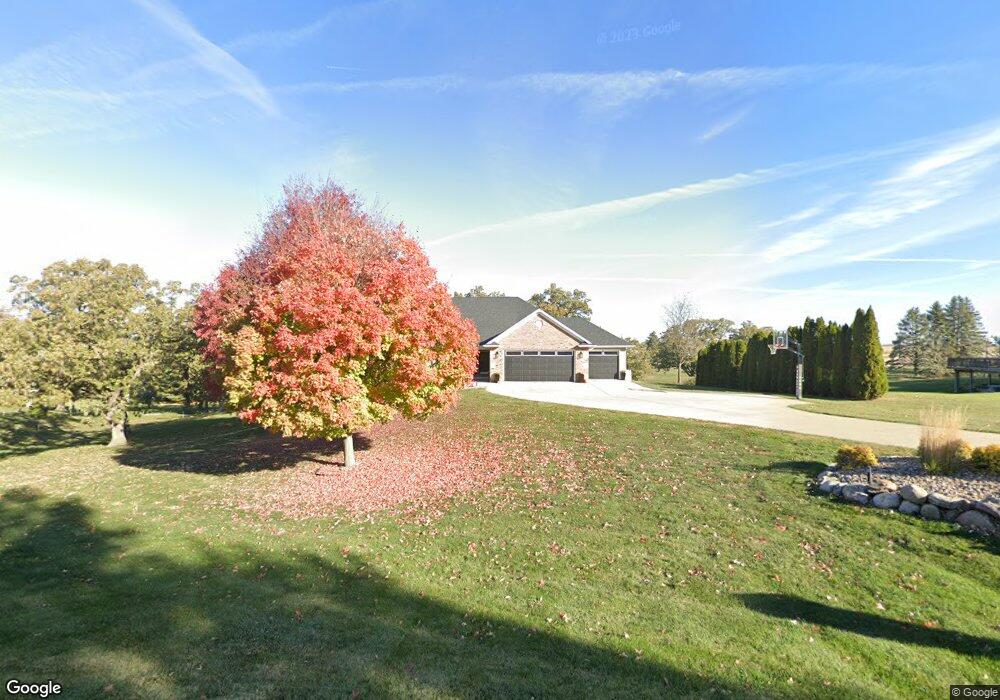 1098 Meadowbrook Ave, Newton, IA 50208 - photo 1