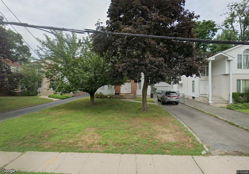 11 Hicks Ln, Great Neck, NY 11024 - photo 1