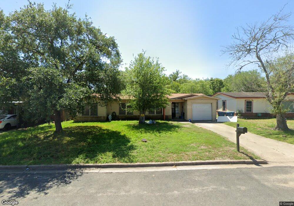 1514 E Bowie St, Beeville, TX 78102 - photo 1