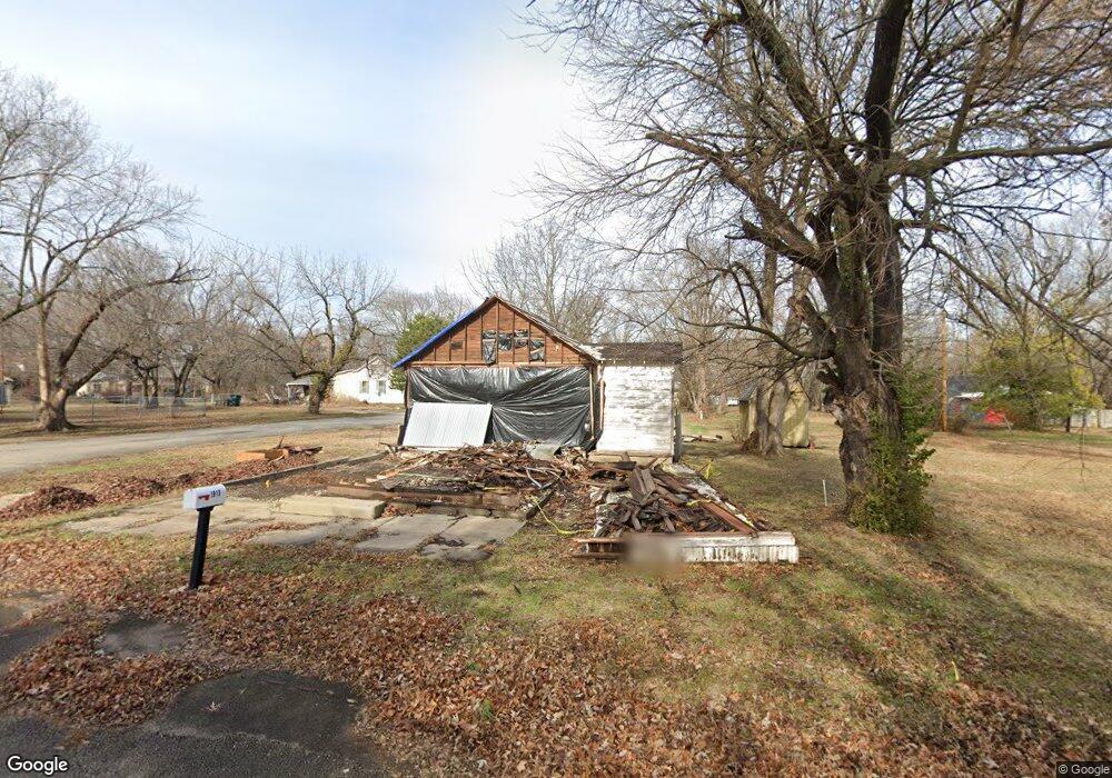 1915 Maple Ave, Parsons, KS 67357 - photo 1