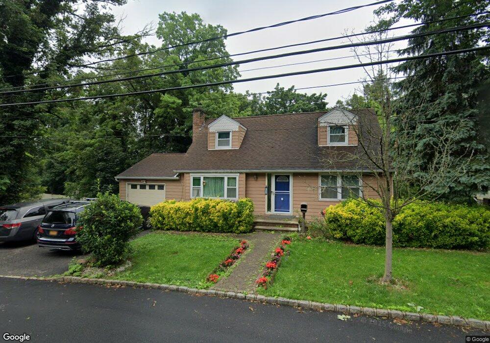 31 York Dr, Great Neck, NY 11021 - photo 1