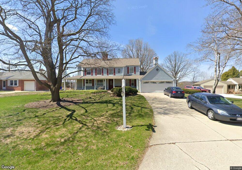 1385 Crescent Dr, Elm Grove, WI 53122 - photo 1