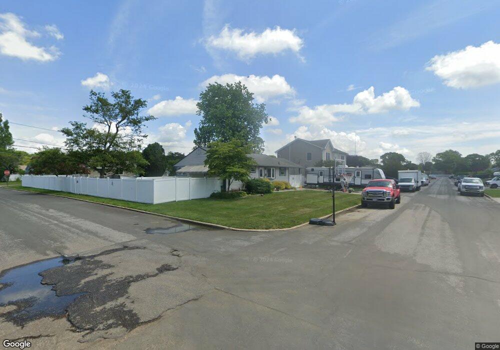 15 Bainbridge St, Islip, NY 11751 - photo 1