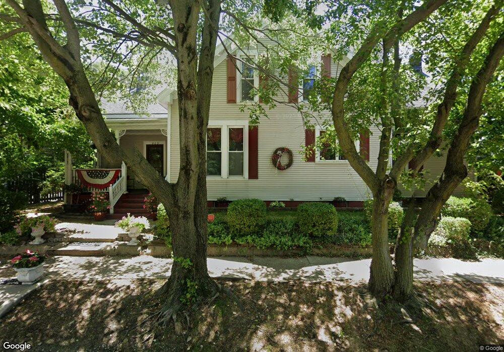 909 Tremont St, Lincoln, IL 62656 - photo 1