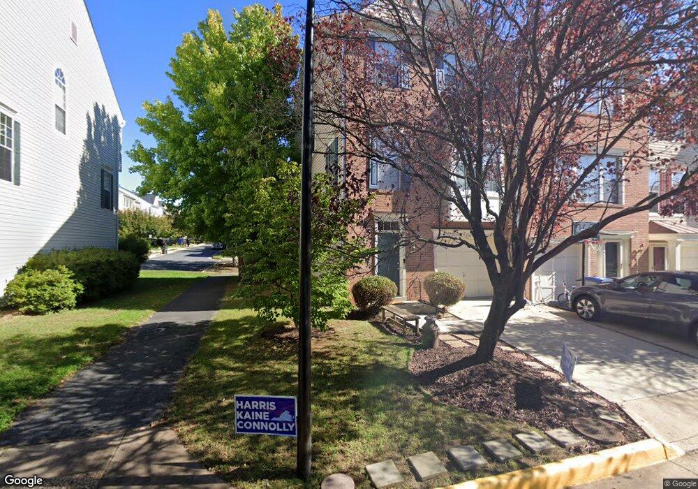 2411 Clover Field Cir, Herndon, VA 20171 - photo 1