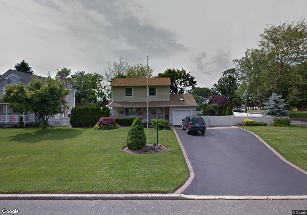 76 Roxbury Dr, ComMacK, NY 11725 - photo 1