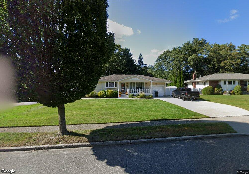 8 Fisher Rd, ComMacK, NY 11725 - photo 1