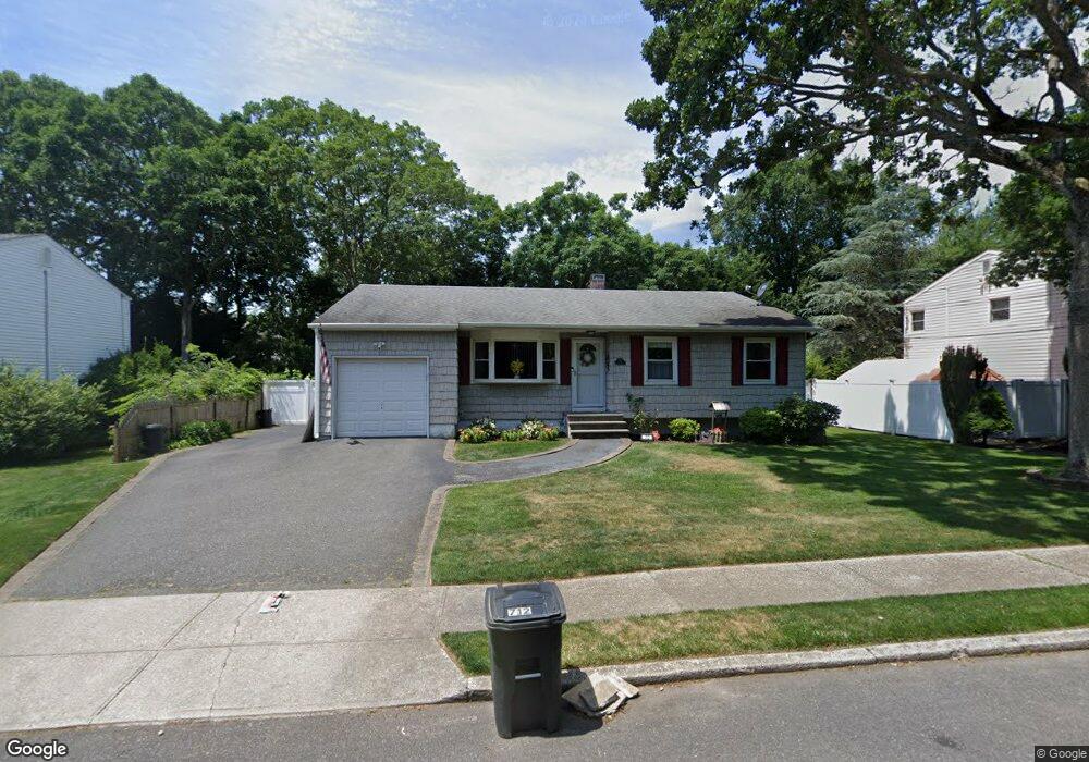 712 Bohemia Pkwy, Sayville, NY 11782 - photo 1