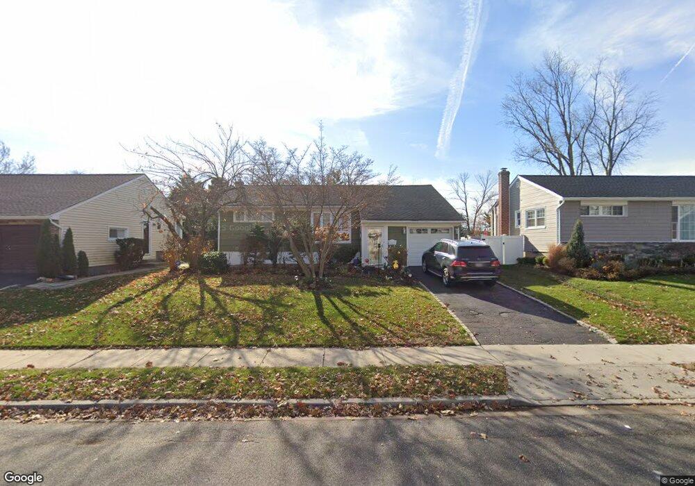 7 Cloverfield Rd N, Valley Stream, NY 11581 - photo 1