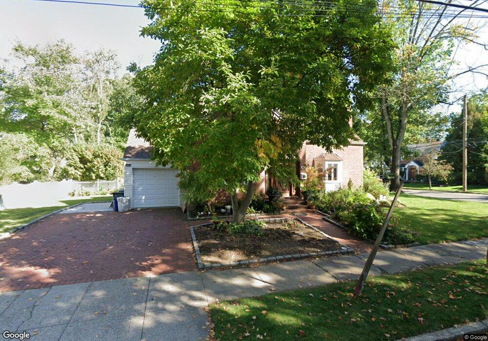 61 Plymouth Rd, Great Neck, NY 11023 - photo 1