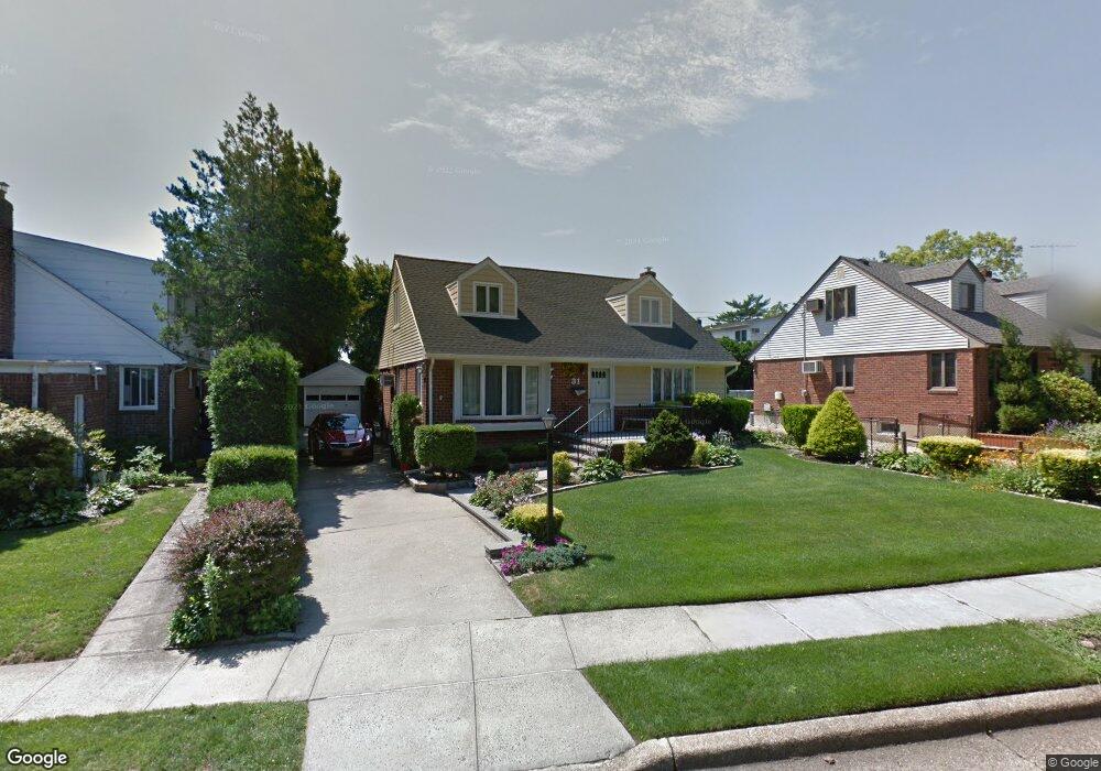 31 Tredwell Rd, Mineola, NY 11501 - photo 1