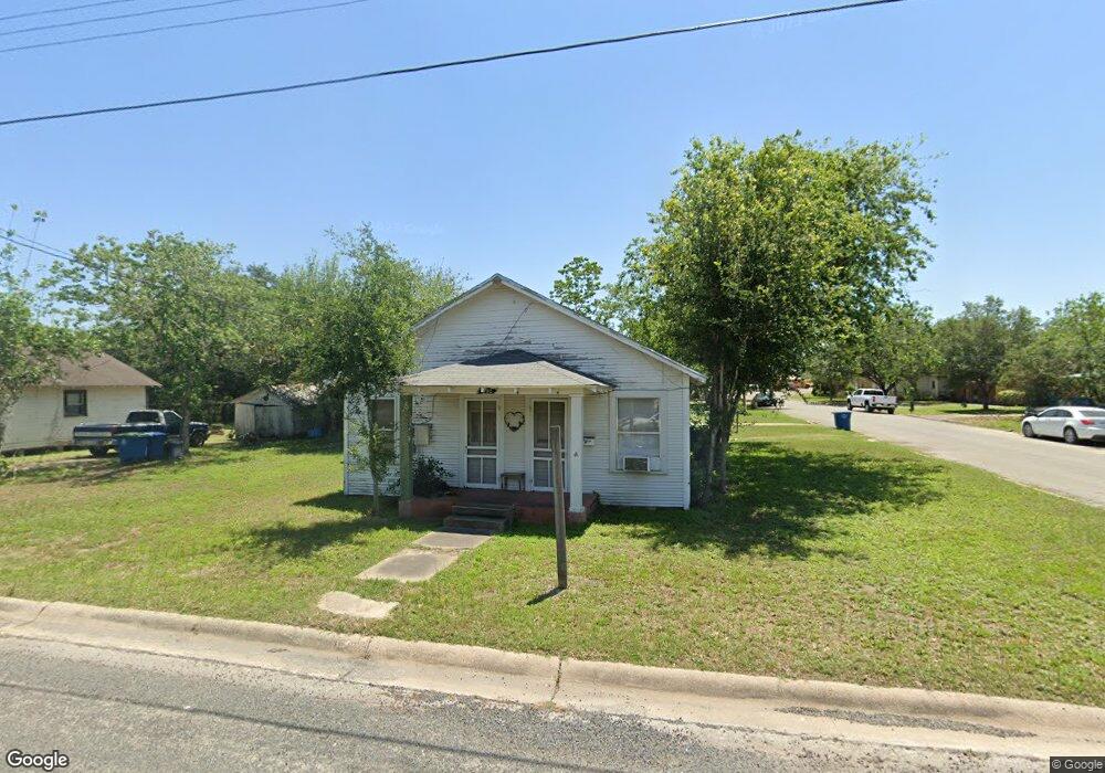 802 E Clare St, Beeville, TX 78102 - photo 1