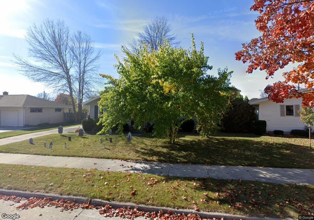 1627 Hillcrest Dr, Manitowoc, WI 54220 - photo 1