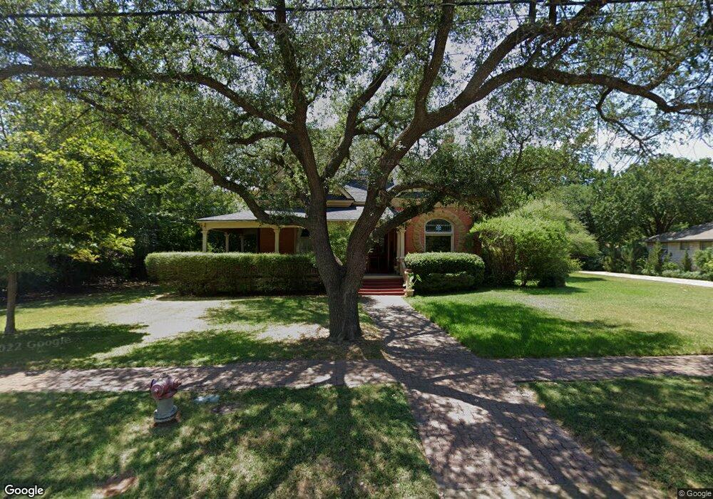 1329 S Lindsay St, Gainesville, TX 76240 - photo 1