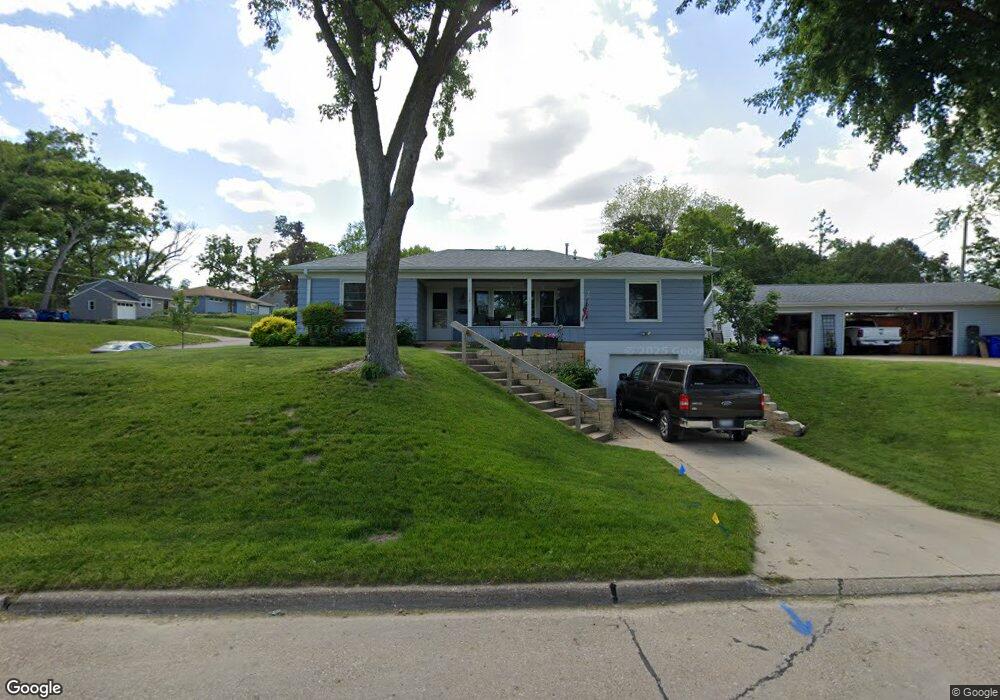 1121 32nd St SE, Cedar Rapids, IA 52403 - photo 1