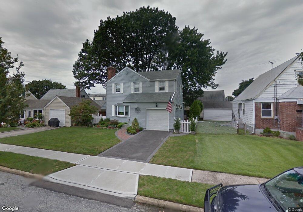 233 Wardwell Rd, Mineola, NY 11501 - photo 1