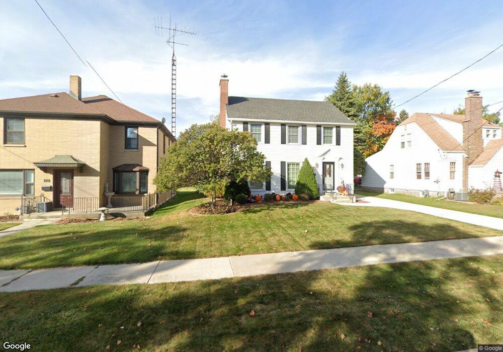 1114 N 16th St, Manitowoc, WI 54220 - photo 1