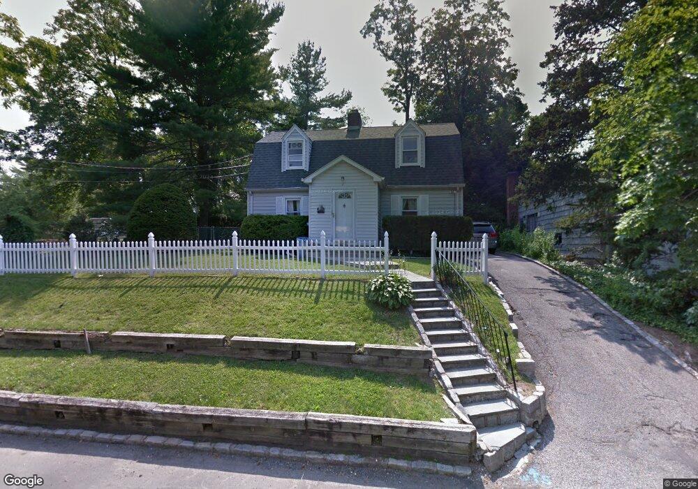 2 Devonshire Ln, Great Neck, NY 11023 - photo 1