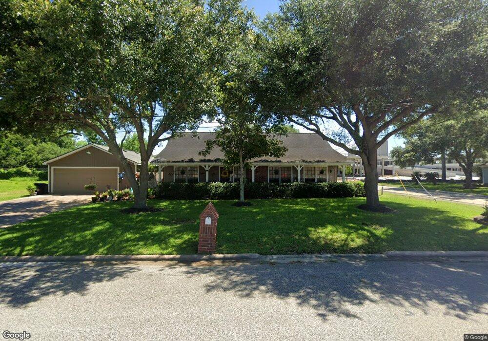 212 W Willowick Ave, Friendswood, TX 77546 - photo 1