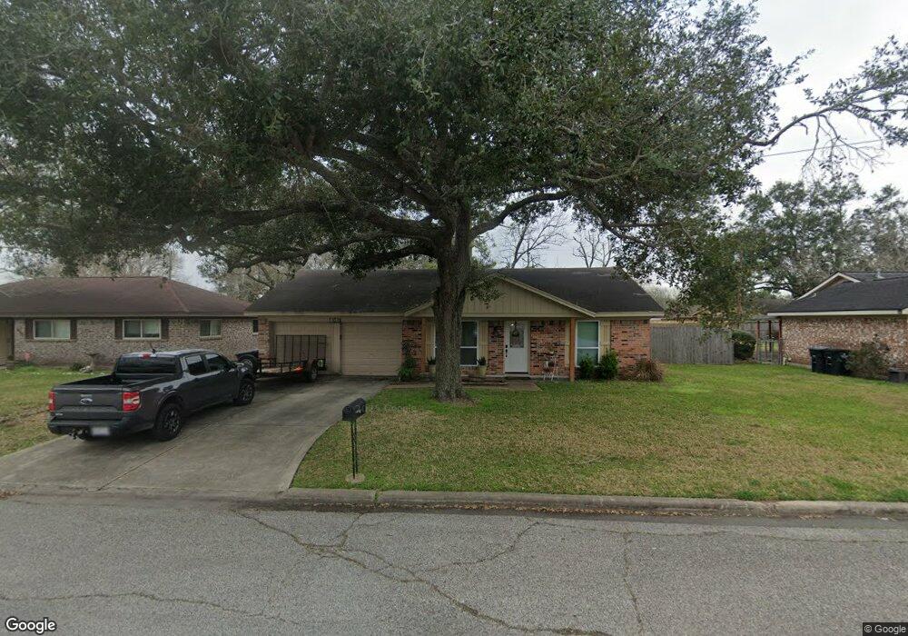 1618 W Dumble St, Alvin, TX 77511 - photo 1