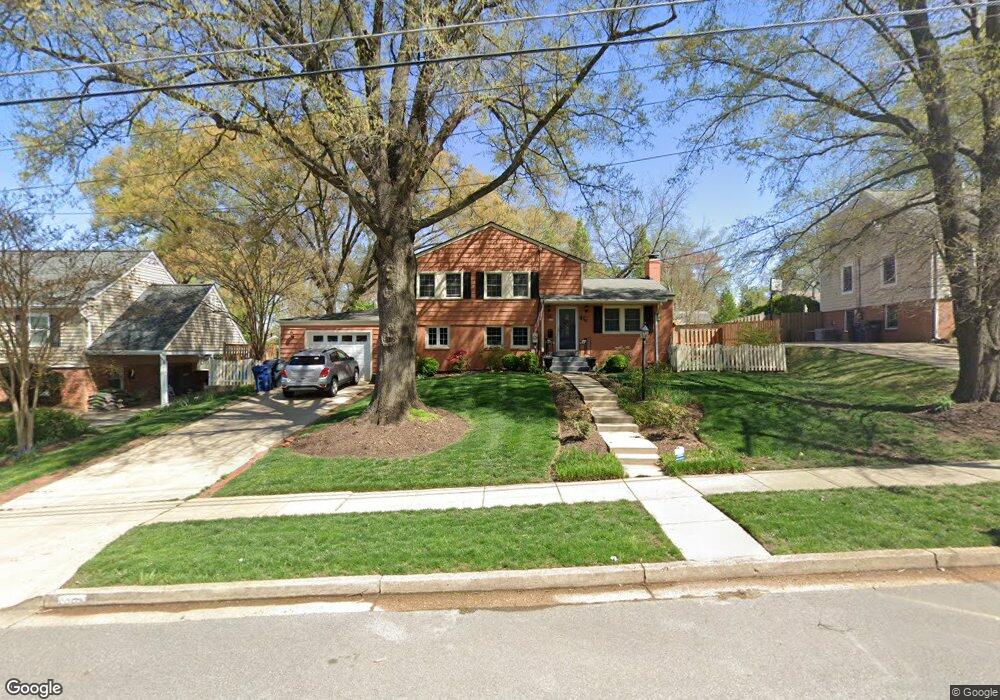 1002 Waynewood Blvd, Alexandria, VA 22308 - photo 1